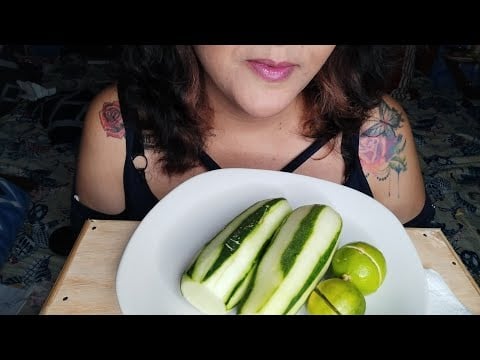 ASMR Comiendo pepino con Tajín y limón 🍋