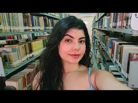 ASMR NA BIBLIOTECA: Tapping e scratching em livros + leitura com voz suave 📚 📖 📜