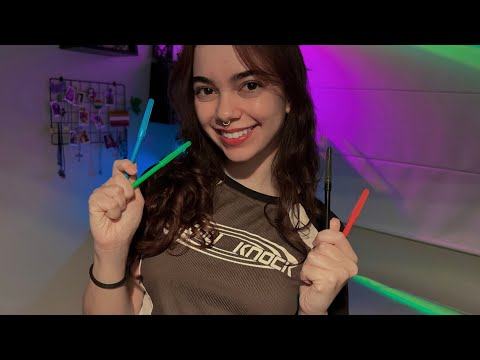 ASMR | Garota simpática desenhando no seu rosto