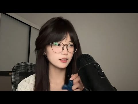 ASMR Ear Eating & Mouth Sounds 😘