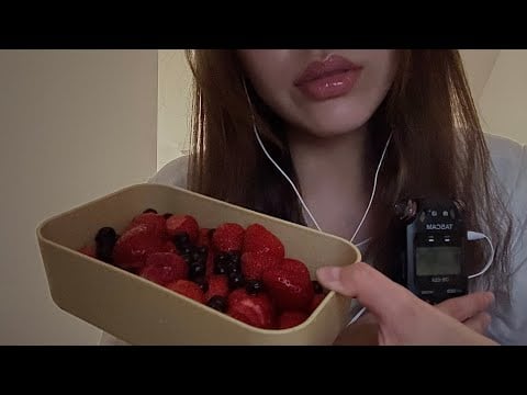ASMR ОЧЕНЬ БЛИЗКИЙ ЛИПКИЙ ШЕПОТ | CLOSE-UP EAR TO EAR WHISPER | strawberry eating 🍓 итинг клубники🍓