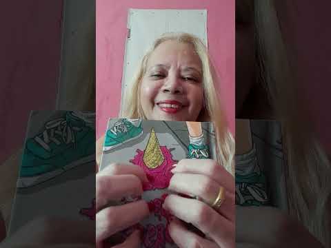 #ASMR  Short  tappings  na capa do livro. 🥱