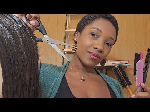 ASMR POV / CABELEIREIRA FOFOQUEIRA TIRA SEU PIOLHO E CORTA SEU CABELO 💇‍♀️ ( voz suave caseirinho)