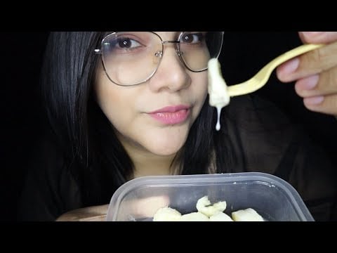 ASMR comiendo leche condensada con banana y dedo 