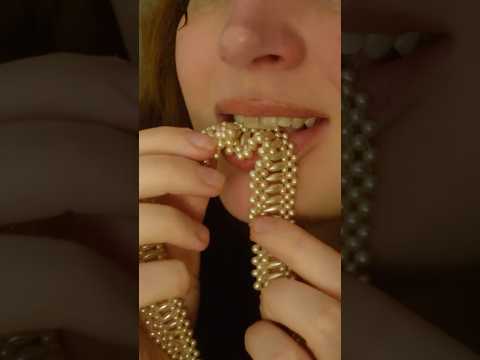 I LOVE these mouth sounds 👄 #asmr #eatingsounds #tingles #mouthsounds