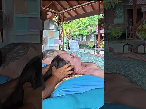 Me hice un masaje para aliviar el dolor de cabeza en Phi Phi 😍 🇹🇭✨ #massage #short #relaxing #travel