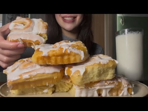 ASMR SUPER SOFT CINNAMON ROLLS EATING SOUNDS