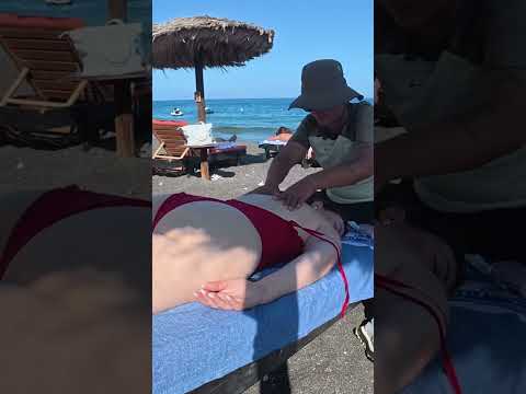 Masaje de espalda en una playa de Santorini 😳✨🇬🇷 #relax #beachlife #massage #short