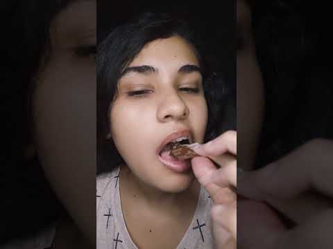 ASMR COMENDO CHOCOLATE #asmr #asmrportuguês #asmrboca #somdemastigação #viralshort