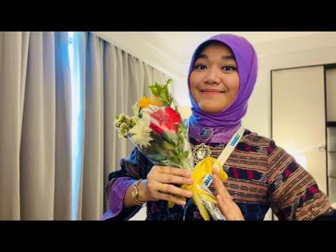 ASMR soft spoken - water bottle sound (random)