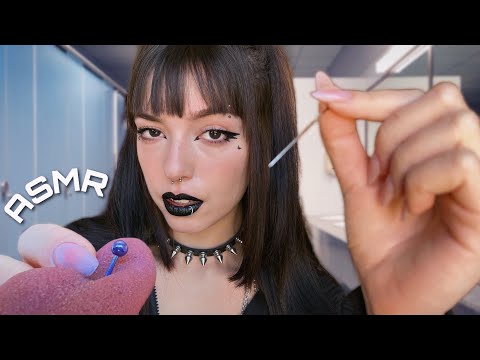 ASMR MENINA DARK COLOCA PIERCING EM VOCÊ NO BANHEIRO DA ESCOLA 👅