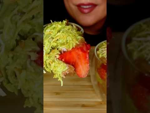 VIRAL DUBAI CHOCOLATE STRAWBERRY CUP! #asmr #shorts