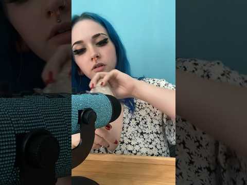 this was a good crinkle 🤤 do you like it? #asmr #micrubbing #shorts #asmrcrinklesounds