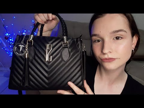 ASMR MOSTRANDO O QUE EU TENHO NA MINHA BOLSA