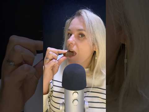 ASMR FR / Dégustation de Snickers #asmrfr #shortsasmr #asmrshorts