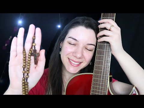 ASMR REZANDO O TERÇO + DEDILHANDO LOUVORES CANTANDO BAIXINHO 🙏 Pra te ACALMAR, RELAXAR, Sentir DEUS