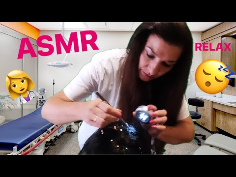 ASMR tu DOCTORA 👩🏻‍⚕️ te QUITA los PIOJITOS y te MASAJEA la CABEZA 😍😴 en español muy RELAJANTE  🎧🔊