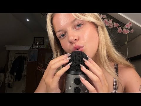 ASMR | Tongue Fluttering and Mic Scratching