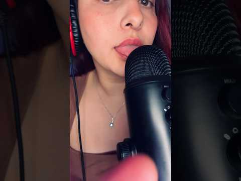 Te quito una manchita 🍫 SpitPaiting #asmr #asmrcommunity #tingles #youtubeshorts