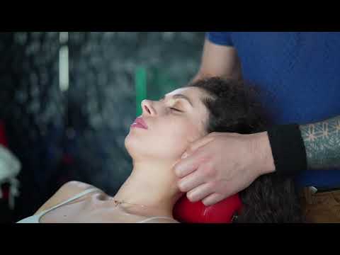Head and hand massage for women
