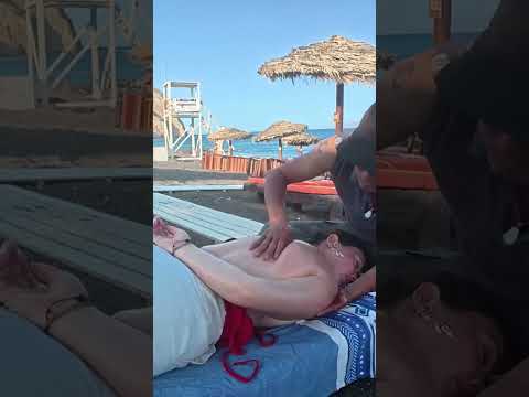 Fabuloso masaje con terapista chino en una playa de Santorini 😳 #relax #massage #beach #short