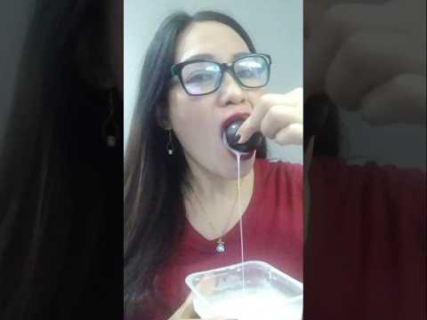 ONE TIME BITE PLUM WITH MILK#everyone #mukbang #shortsfeed #plum #onebite #crazylady