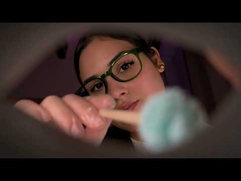 ASMR LIMPEZA NOS OLHOS e nos OUVIDOS👁 BEM DE PERTINHO | Roleplay médico