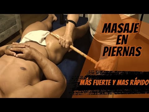 Así es como Felipe el fisicoculturista cuida sus piernas con masaje deportivo y estiramientos.