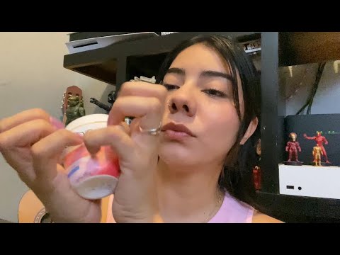 ASMR ☆ casero enseñándote mi bolsa de triggers 👛 soft spoken y susurro 💖