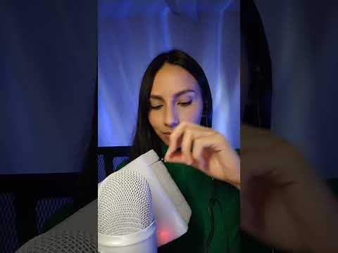 Probando sonidos relajantes en ASMR con alfileres