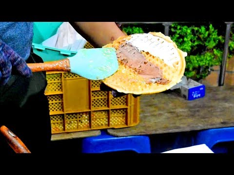 [Korean Street Food] waffle w/ whipped cream & chocolate (unintentional ASMR)