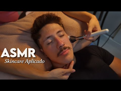 ASMR APLICADO - MINHA NAMORADA FAZENDO SKINCARE EM MIM 💆🏼💤