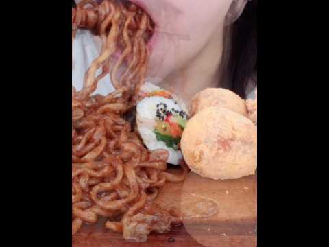 BLACK BEAN NOODLE EATING SOUNDS #asmr #mukbang #咀嚼音 #eatingsounds#satisfying