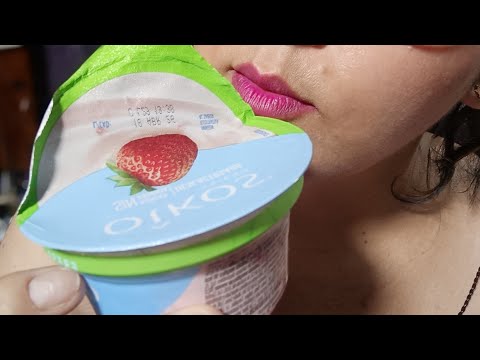 ASMR comiendo yogurth griego de fresa con cuchara de cristal 