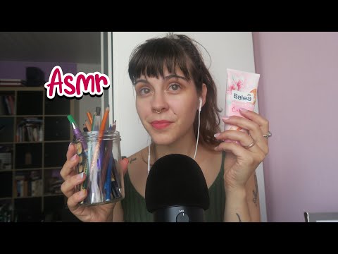 Asmr tapping and tracing on random items ( body lotion, tarot cards, metall rasor etc)