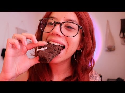 ASMR comiendo brownie 🍄 + storytime "la amiga celosa"