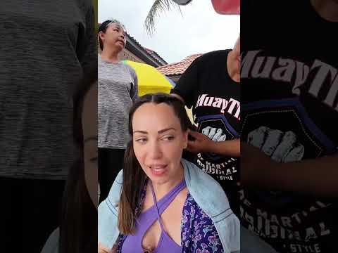 Mujeres tailandesas trenzan mi cabello en una playa de Phuket #hair #hairstyle #beach #short