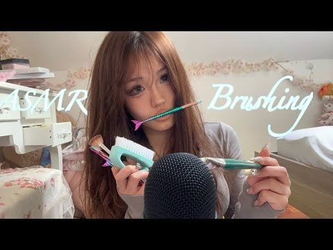 ASMR 🖌️ mic brushing with different brushes | mouth sounds | rambling