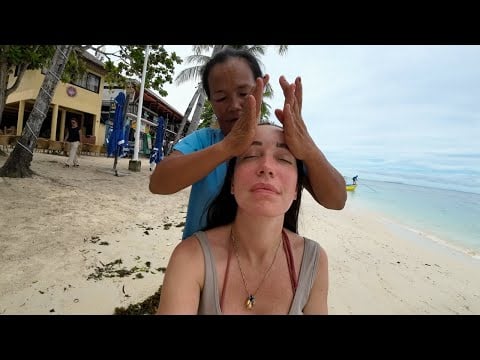 Masaje callejero en una playa de Filipinas