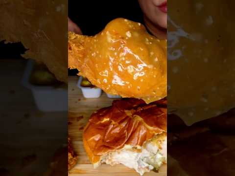 POPEYES CRISPY CHICKEN AND GRAVY #asmr #popeyes #chicken #food #eating