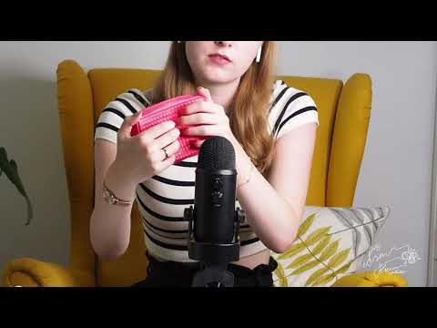 ASMR | Tapping on small Make-Up Bag (no talking)