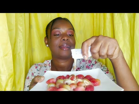 ASMR❤️ comiendo fresas 🍓 con leche condensada + Me sorprende❗ la lluvia ⛈️