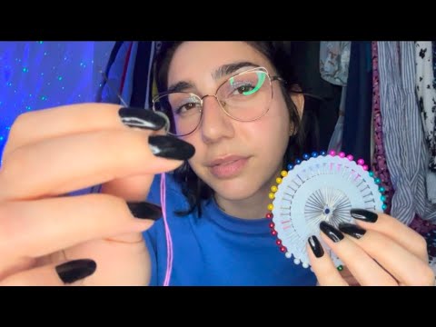 Sarta eccentrica ti sistema i vestiti👗 🧵 🪡 ASMR ITA ( soft spoken, chewing)