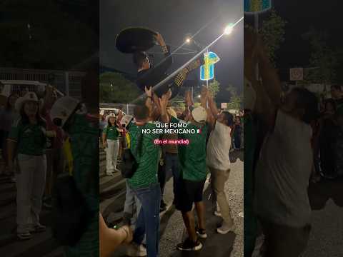Así se vive el mundial afuera del estadio😂#mundial #méxico #viral #fifa #fútbol #short #shorts