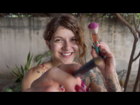 [ASMR] Salão de beleza no meio do mato || Maquiando você 