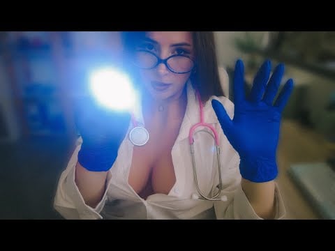 ASMR Enfermera coquetea contigo mientras te osculta (soft spoken, latex gloves)