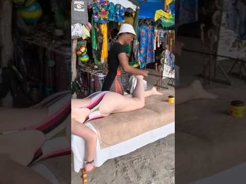 Mujer jamaicana limpia y masaje mis pies en plena playa #shorts #asmr #massage