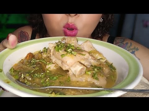 ASMR Comiendo patitas de cerdo 🐷 en salsa verde 