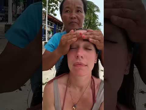 Masaje facial callejero en una playa de Filipinas 💆🏼‍♀️🇵🇭 #facial #masajerelajante #short
