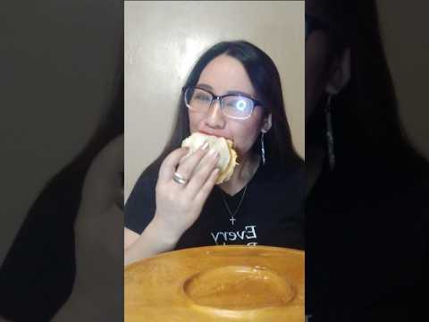 IM ABSOLUTELY STARVING #viral #food #shortsfeed #mukbang #everyone #eating #eatingshow #burger